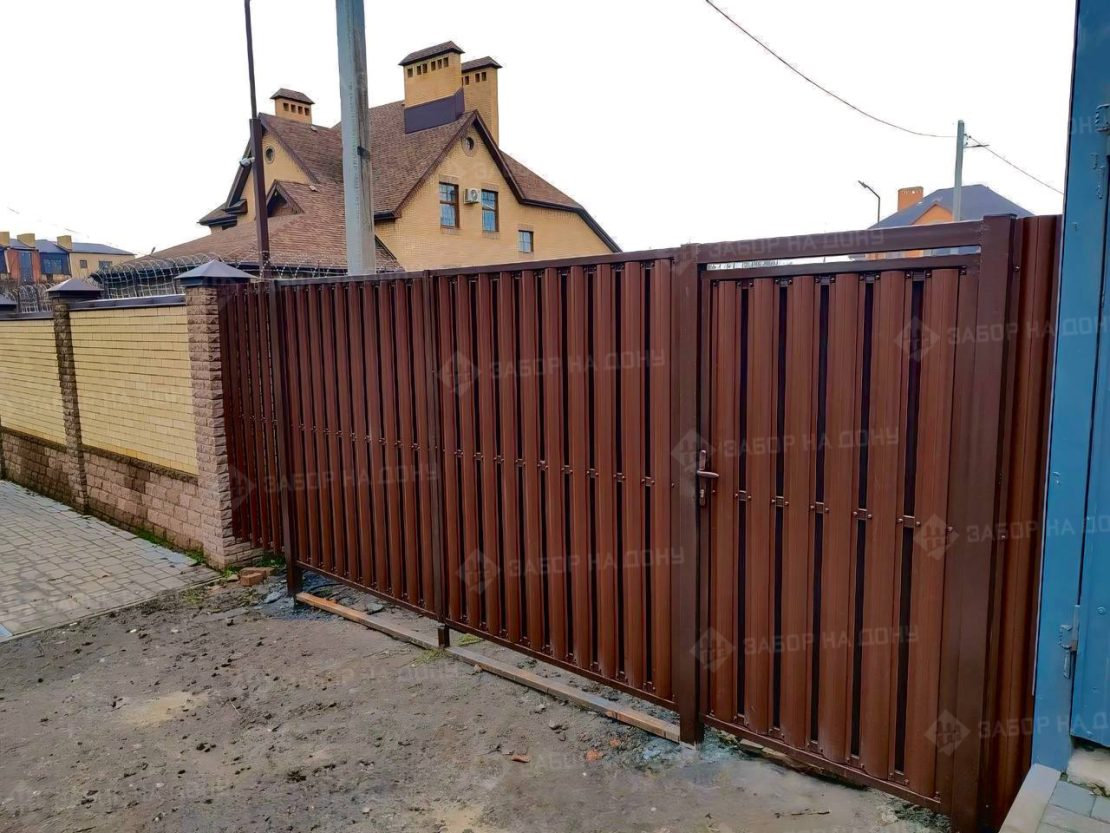 Ворота с калиткой для частного дома и дачи  в Новошахтинске